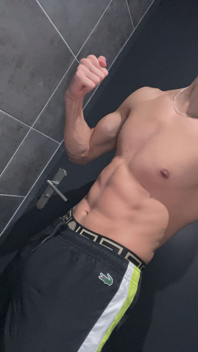 Radomir - Telegram gay à Grancy Profil de Radomir, 39 ans, Telegram gay à Grancy (Vaud)